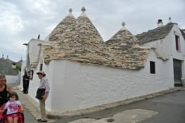 Notre pizzeria : on descend à l'intérieur et tout communique (un toit = une pièce), un vrai labyrinthe !