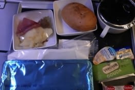 Un des nombreux repas dans l'avion
