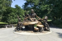 Statue d'Alice au pays des merveilles, une des curiosités de Central Park