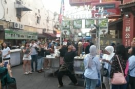 Lancer de blanc de coco pendant le marché de nuit