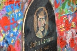 en redescendant en ville :  ne pas louper le Mur John Lennon