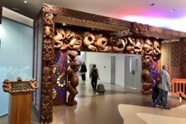 La sortie de l’aéroport annonce les couleurs