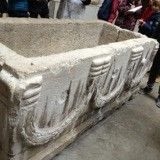 un petit bassin sculpté