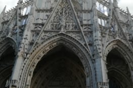 Il y a aussi l’église Saint-Maclou dans le centre-ville.