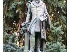 Nous pouvons du bateau apercevoir la statue de Alphonse de Lamartine.