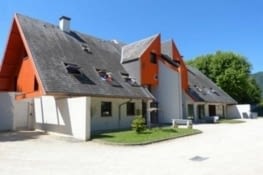 La façade de l'auberge de jeunesse.