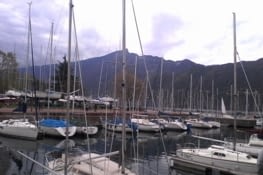 Avant de retourner a l'auberge jeunesses nous faisons une petite promenade. Que Mme Tisserand notre proffesseur principal, nous donne des reisengnement sur les endroits ou nous sommes. Voici le port d'Aix-les-Bains.