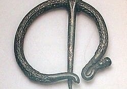 L'ancêtre des broches s'appele le fibul.