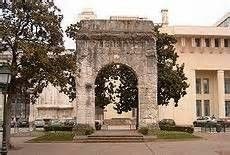 L'arc de Campanus. C'est un arc funéraire.  Avant il y avait écrit 14 prénoms dont Lusius Pompius Campanus.