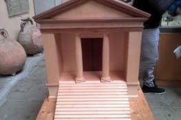 Le temple (c'est une maquette): L'espace intérieur s'appele la cella, les humains normaux ne pauvent pas y rentré. L'espace triangulaire s'appel le fronton. Autour du temple il y a l'entablement.