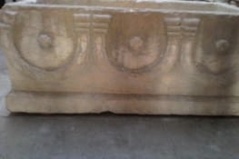 Les romains n'aiment pas les morts il faut vite les enterrer. Les sarcofages sont très chers. Pour les romains les morts pouvaient avoir de l'influence sur les dieux.