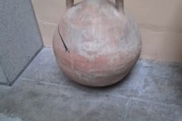 Pour transporté les liquides il y avait les amphors. Il sont souvent transporté en bateau.Après leurs utilisation ils jettent les amphors.