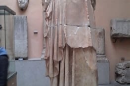 Voici le statue d'une femme cassé (Beaucoup de statue sont cassé). Sur la place IL y a le moulage de cette statue.