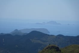 Montagne et océan, encore ! Avec plusieurs îles au loin