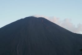 Le volcan est en activité, quelques coulées de lave sont visibles.
