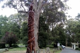 Un totem (tronc gravé) avec tous les animaux de la région