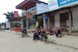 Quelques femmes Dao Rouge entrain de coudre