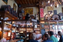 Une bonne bière dans l'une des deux dernières maisons en bois de la ville.