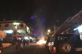 Rue principale de Mindo lors du nouvel an