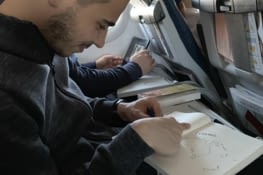 Jordan commence notre carnet de voyage par du coloriage ?