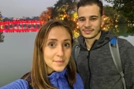 Nous fatigués ? devant le pont illuminé du temple