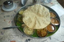 Thali, spécialité du sud, de petits plats à mélanger au riz et qui se mange le midi