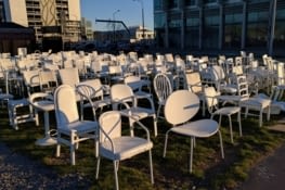 185 empty chairs, hommage aux 185 morts du dernier tremblement de terre