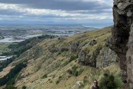 Simon inspecte le terrain