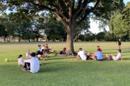 À peine arrivés, petit foot entre amis