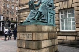 David Hume (dont il faut apparemment tripoter le gros orteil pour avoir de la chance)