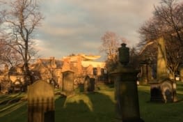 Golden hour sur les tombes du cimetière Greyfriars