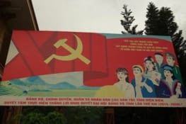 Affiche de propagande sur le parvis de la mairie / Propaganda display in front of the city hall