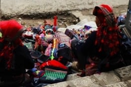 Femmes en tenue traditionnelle / Women with traditional clothes