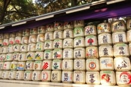 Tonneaux de sake devant l'entrée du temple / Sake barrels in front of the temple entrance