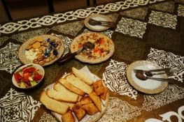 Notre premier repas au Kazakhstan / Our first meal in Kazakhstan