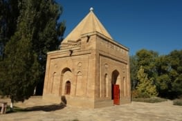 Dans l'enceinte du mausolée d'Aisha-bibi / In the Aisha-bibi mausoleum's enclosure