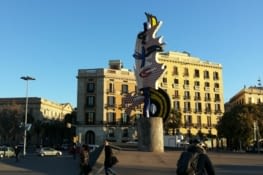 Une sculpture symbolise le le lien de Barcelone avec la mer
