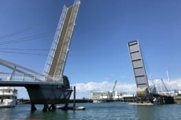 Le pont levis relevé pour laisser passer les bateaux vers la Marina