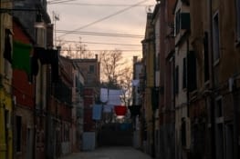 Le quartier autour du bateau