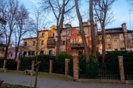 Quelques maisons un peu décrépies