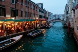 Un restaurant au bord de l'eau