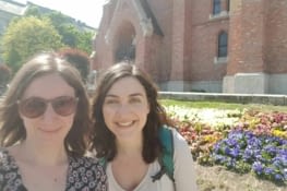 Sisters selfie devant une église