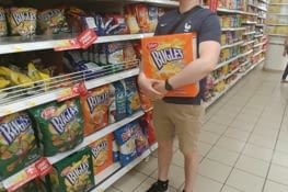 Moi avec un petit paquet de chips