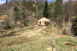 Une yourte permet d'héberger temporairement des bénévoles par exemple