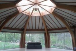 salle de pratique pour les stages : les murs vitrés donnent sur la nature environnante !