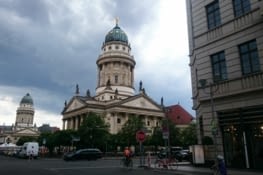 Dôme français au premier plan et dôme allemand à l'arrière plan