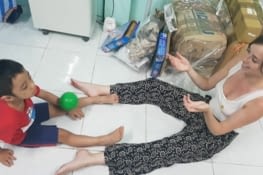 Sarah qui semble plus s'amuser que Minh Duc