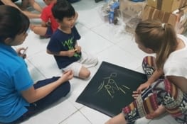 Solene teste l'imitation avec Duy Khong