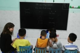 Sarah écoute la maîtresse avec les enfants