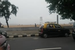 La plage... personne ne se baigne à Mumbai !